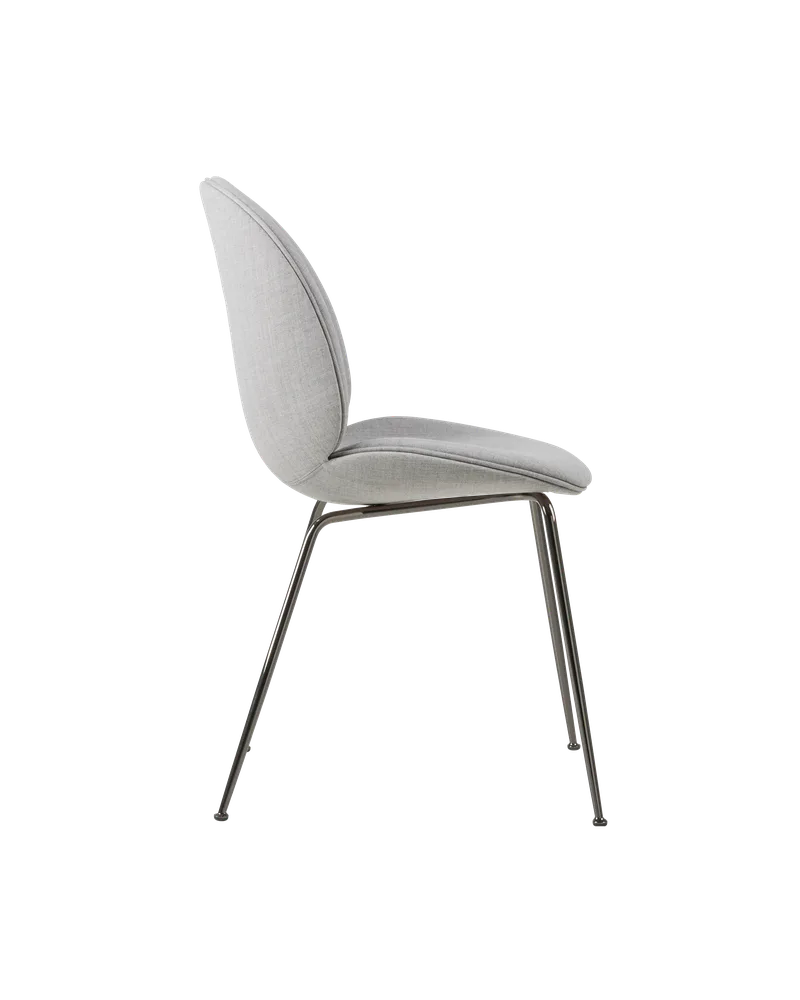 Beetle Dining Chair, Fully Upholstered von GUBI in Remix 3, Kvadrat (123, Standard), Conic base, Black Chrome – Produktfoto 2 von 5