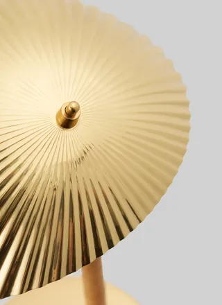 5321 Table Lamp de GUBI en Polished Brass, EU – photo d’ambiance 3 sur 7