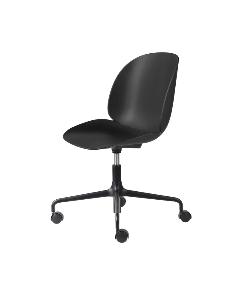 Beetle Meeting Chair, Un-Upholstered de GUBI en Black, Height adjustable 4-star base w. castors – photo du produit 3 sur 3