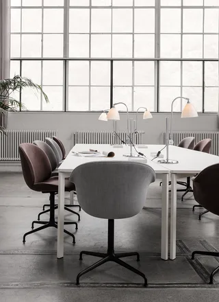 Bestlite BL1 Table Lamp van GUBI in Bone China, Chrome, EU – sfeerfoto 3 van 5