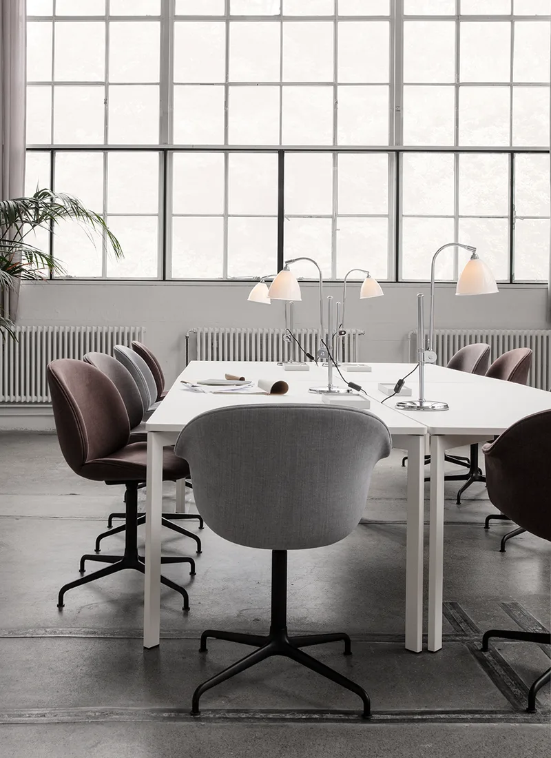 Bestlite BL1 Table Lamp van GUBI in Bone China, Chrome, EU – sfeerfoto 3 van 5
