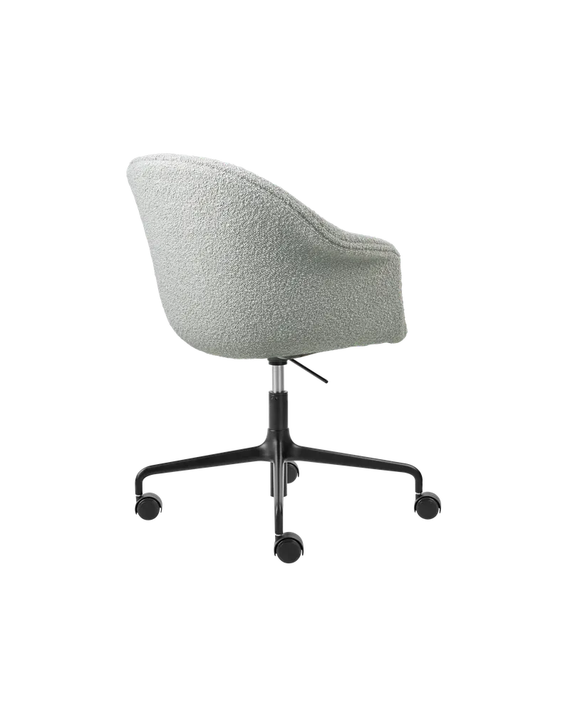 Bat Meeting Chair, Fully Upholstered de GUBI en Karakorum, Dedar (004, Standard), Height adjustable 4-star base w. castors, Matt Black – photo du produit 2 sur 4