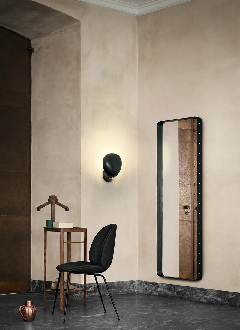 Adnet Wall Mirror, Rectangular de GUBI en Black Leather, 70 × 180 cm – photo d’ambiance 1 sur 4