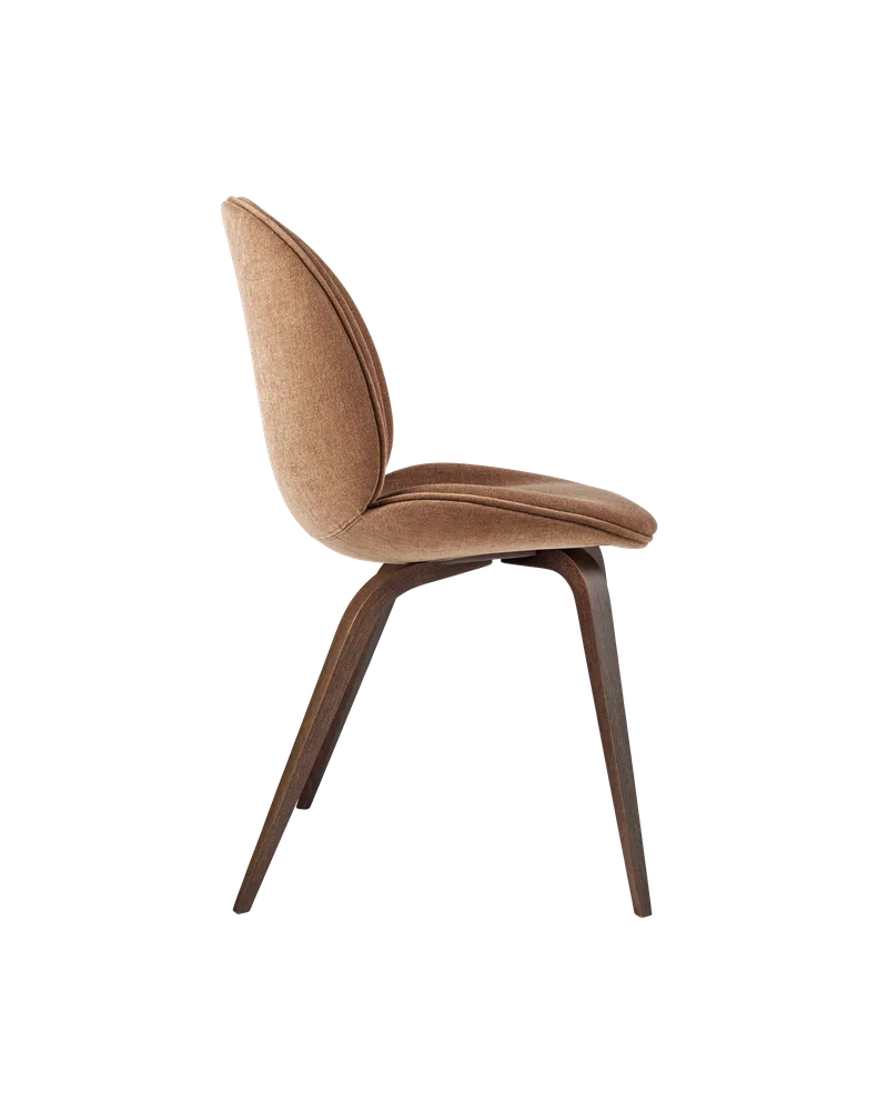 Beetle Dining Chair, Fully Upholstered von GUBI in Belsuede Special FR, Dedar (132, Standard), Wood base, American Walnut – Produktfoto 3 von 5