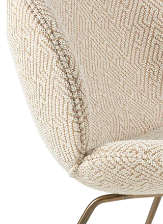Beetle Lounge Chair de GUBI en Dora Boucle, Enzo Degli Angiuoni (0002, Standard), Antique Brass – photo du produit 2 sur 6
