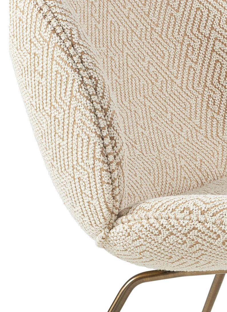 Beetle Lounge Chair de GUBI en Dora Boucle, Enzo Degli Angiuoni (0002, Standard), Antique Brass – photo du produit 2 sur 6