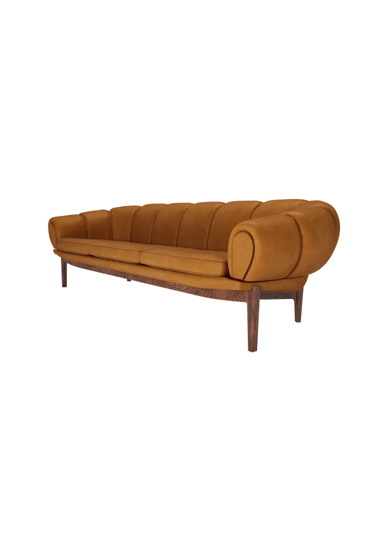 Croissant Sofa, 3-seater von GUBI in Chamois, GUBI (1708 Cuoio, Standard), American Walnut Oiled, 3 seater – Produktfoto