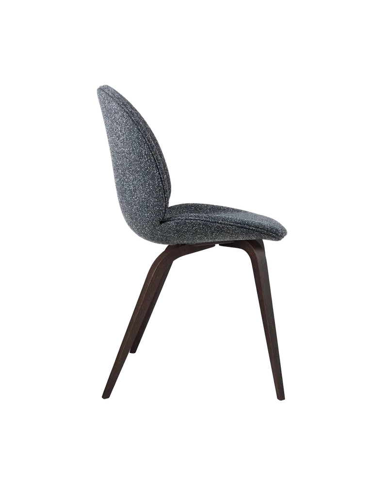 Beetle Dining Chair, Fully Upholstered von GUBI in Around Bouclé, Dedar (023, Standard), Wood base, Smoked Oak – Produktfoto 2 von 5
