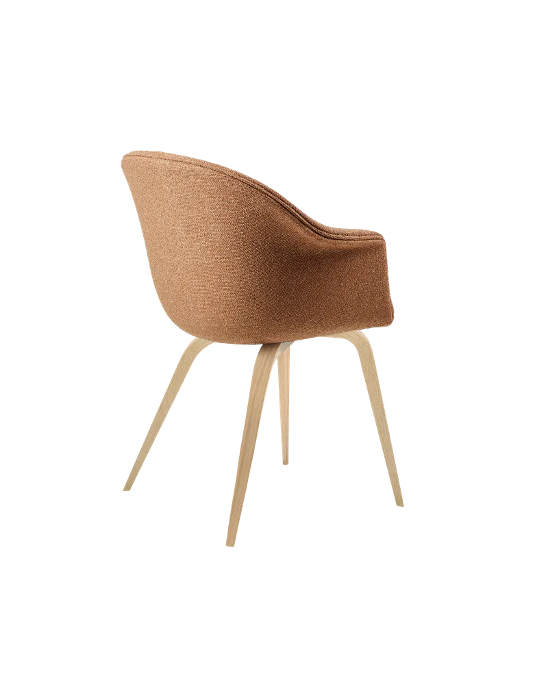 Bat Dining Chair, Fully Upholstered van GUBI in Around Bouclé, Dedar (032, Standard), Wood base, Oak Semi Matt – productfoto 2 van 4