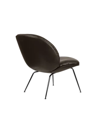 Beetle Soft Lounge Chair, Fully Upholstered van GUBI in Smooth Leather GUBI (Coffee), Matt Black – productfoto 1 van 7