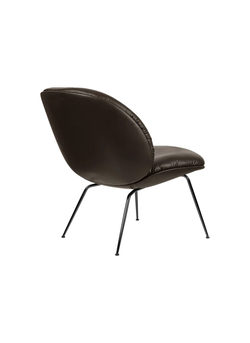 Beetle Soft Lounge Chair, Fully Upholstered van GUBI in Smooth Leather GUBI (Coffee), Matt Black – productfoto 1 van 7