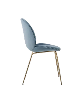 Beetle Dining Chair, Fully Upholstered van GUBI in Sunday, Dedar (002, Standard), Conic base, Antique Brass – productfoto 2 van 5