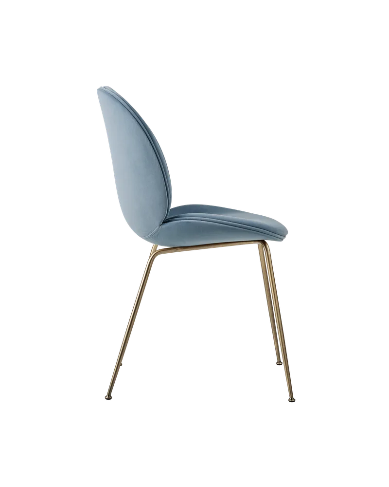 Beetle Dining Chair, Fully Upholstered van GUBI in Sunday, Dedar (002, Standard), Conic base, Antique Brass – productfoto 2 van 5