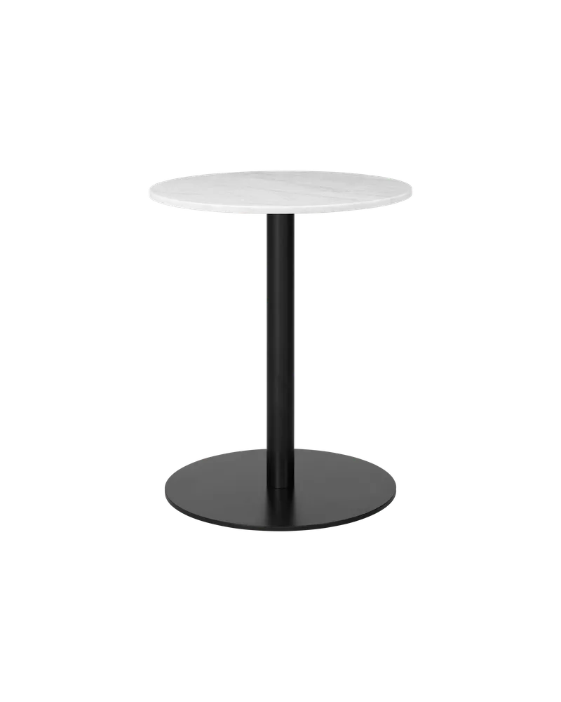 GUBI 1.0 Dining Table, Round von GUBI in White Carrara Marble, Black base, Ø60 cm – Produktfoto