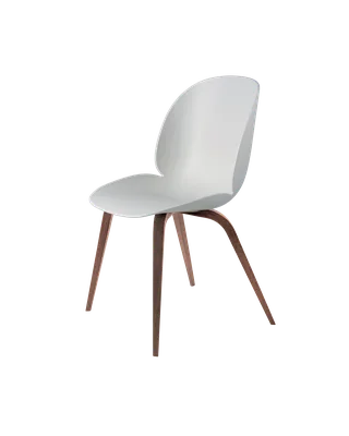 Beetle Dining Chair, Un-Upholstered van GUBI in Lunar Gray, Wood base, American Walnut – productfoto 3 van 3