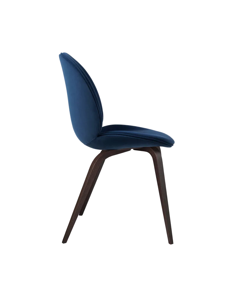 Beetle Dining Chair, Fully Upholstered von GUBI in Sunday, Dedar (003, Standard), Wood base, Smoked Oak – Produktfoto 2 von 5