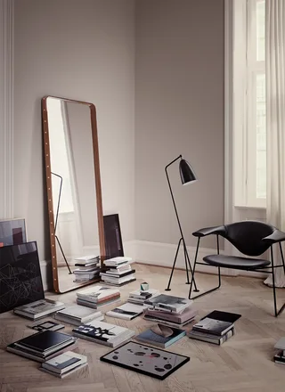 Adnet Wall Mirror, Rectangular van GUBI in Tan Leather, 70 × 180 cm – sfeerfoto 3 van 4