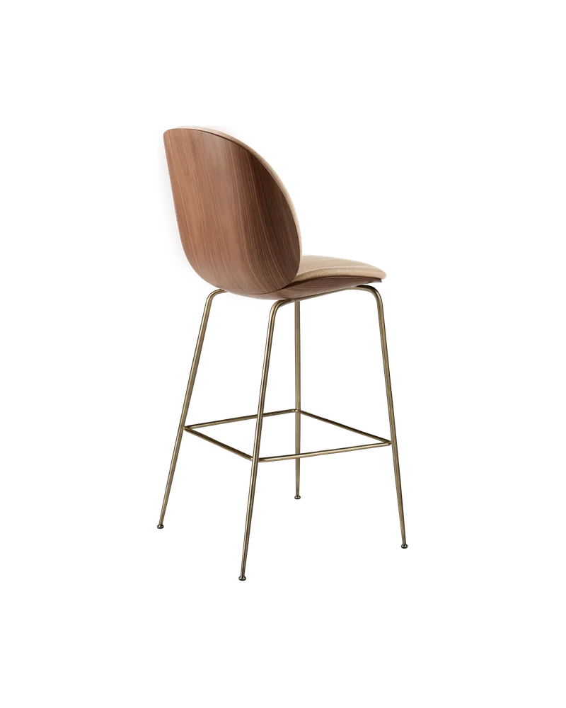 Beetle Bar Chair, 3D Veneer & Front Upholstered de GUBI en Flair Special FR, Dedar (134, Standard), American Walnut Semi Matt Lacquered, Antique Brass – photo du produit 1 sur 2