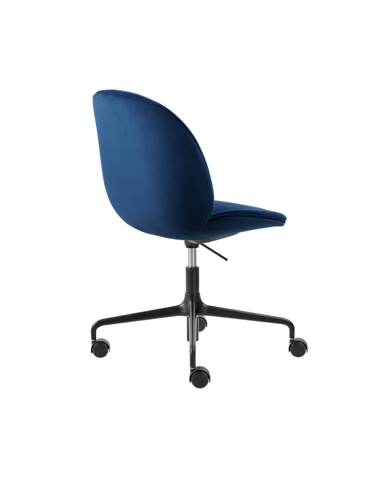 Beetle Meeting Chair, Fully Upholstered van GUBI in Sunday, Dedar (003, Standard), Height adjustable 4-star base w. castors, Matt Black – productfoto 2 van 3