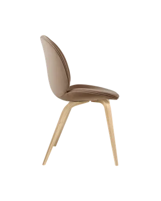 Beetle Dining Chair, Fully Upholstered von GUBI in Sunday, Dedar (034, Standard), Wood base, Oak Semi Matt – Produktfoto 3 von 5