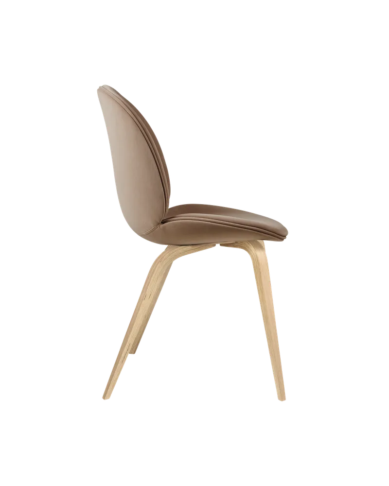 Beetle Dining Chair, Fully Upholstered von GUBI in Sunday, Dedar (034, Standard), Wood base, Oak Semi Matt – Produktfoto 3 von 5