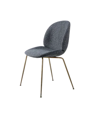 Beetle Dining Chair, Fully Upholstered van GUBI in Around Bouclé, Dedar (023, Standard), Conic base, Antique Brass – productfoto 5 van 5