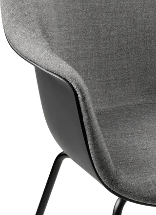 Bat Dining Chair, Front Upholstered von GUBI in Remix 3, Kvadrat (152, Standard), Conic base, Matt Black – Ambientefoto 4 von 5