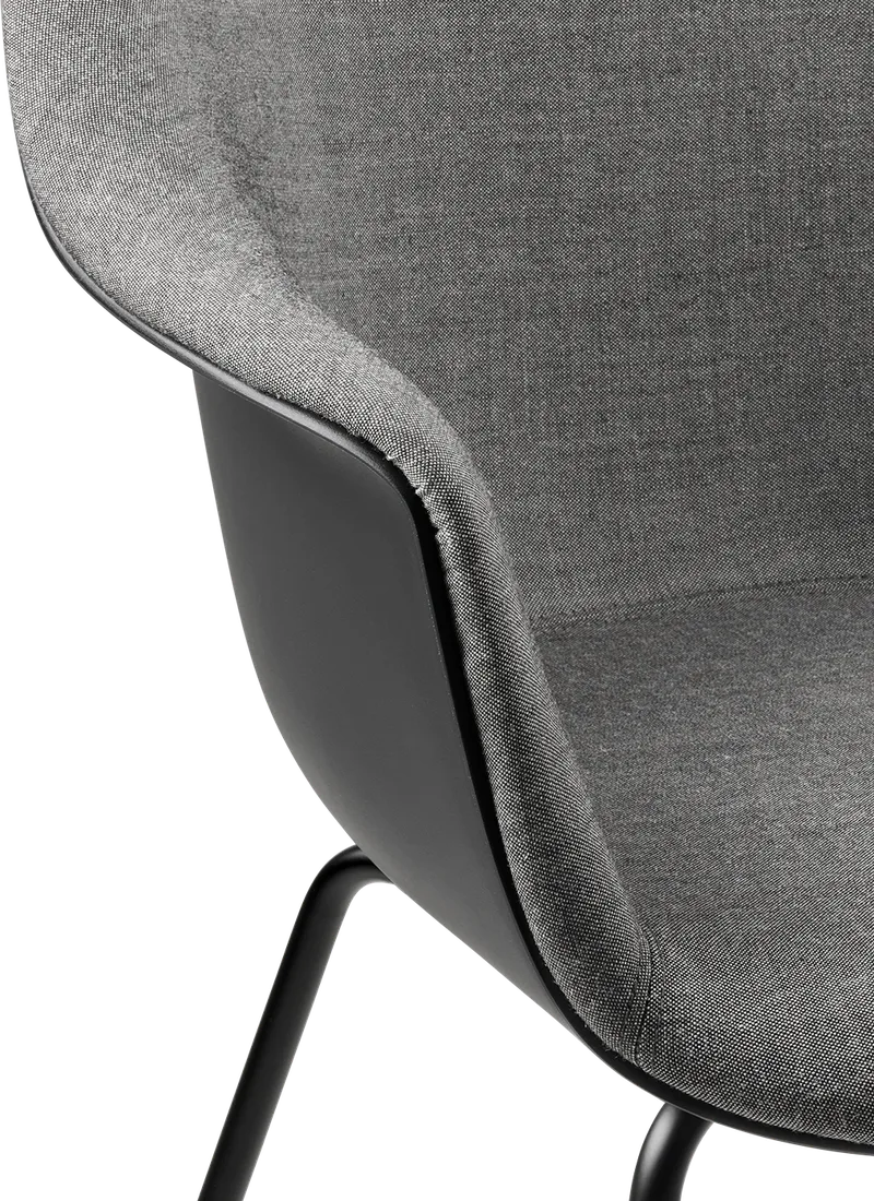 Bat Dining Chair, Front Upholstered von GUBI in Remix 3, Kvadrat (152, Standard), Conic base, Matt Black – Ambientefoto 4 von 5