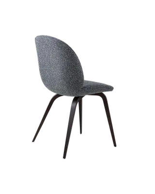 Beetle Dining Chair, Fully Upholstered von GUBI in Around Bouclé, Dedar (023, Standard), Wood base, Smoked Oak – Produktfoto 4 von 5