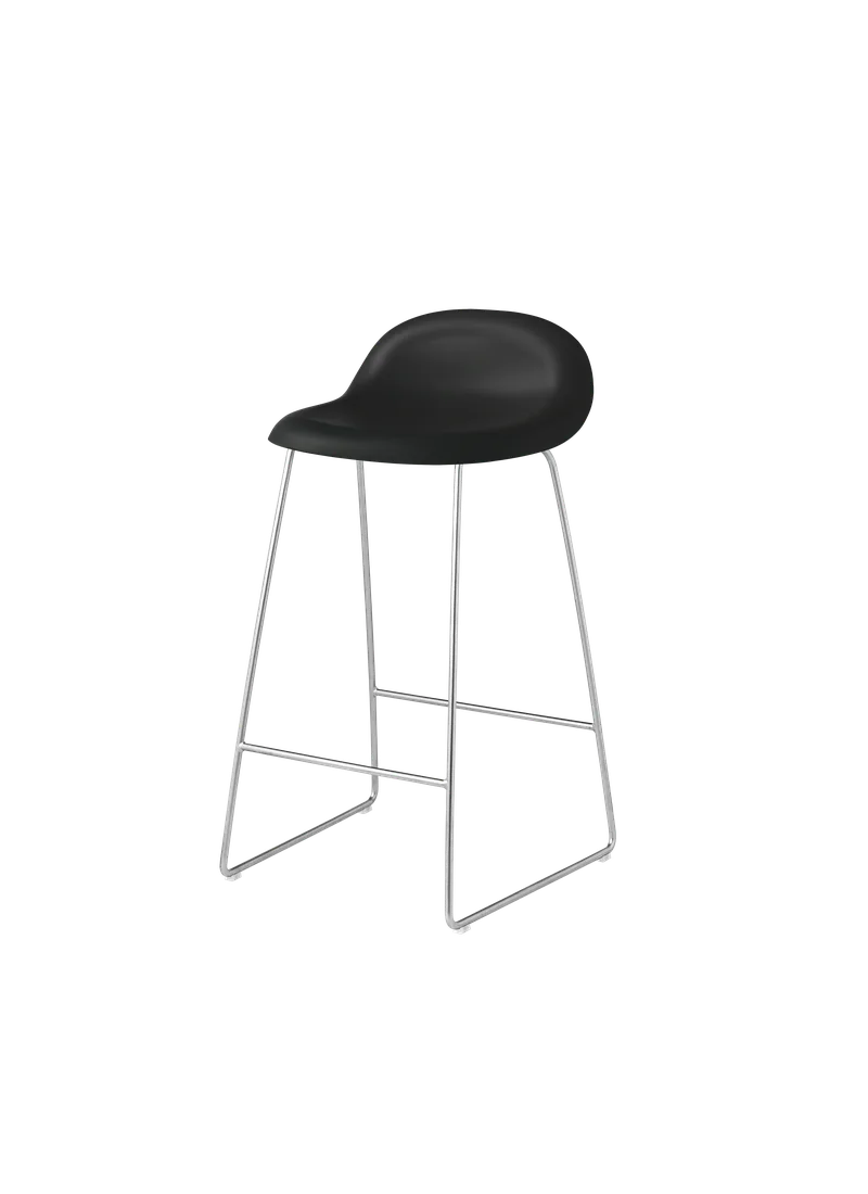 GUBI 3D Counter Stool, Un-Upholstered van GUBI in Black, Sledge base, Polished Stainless Steel – productfoto