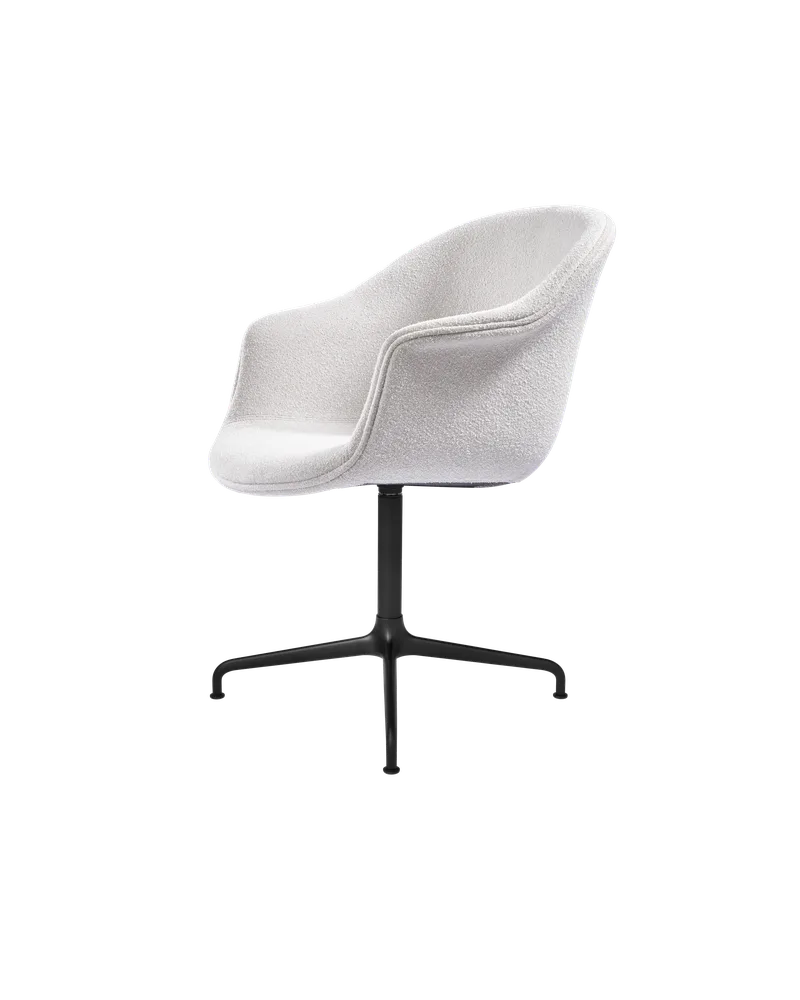 Bat Meeting Chair, Fully Upholstered de GUBI en Light Bouclé, GUBI (001, Standard), 4-star base, Matt Black – photo du produit 2 sur 2