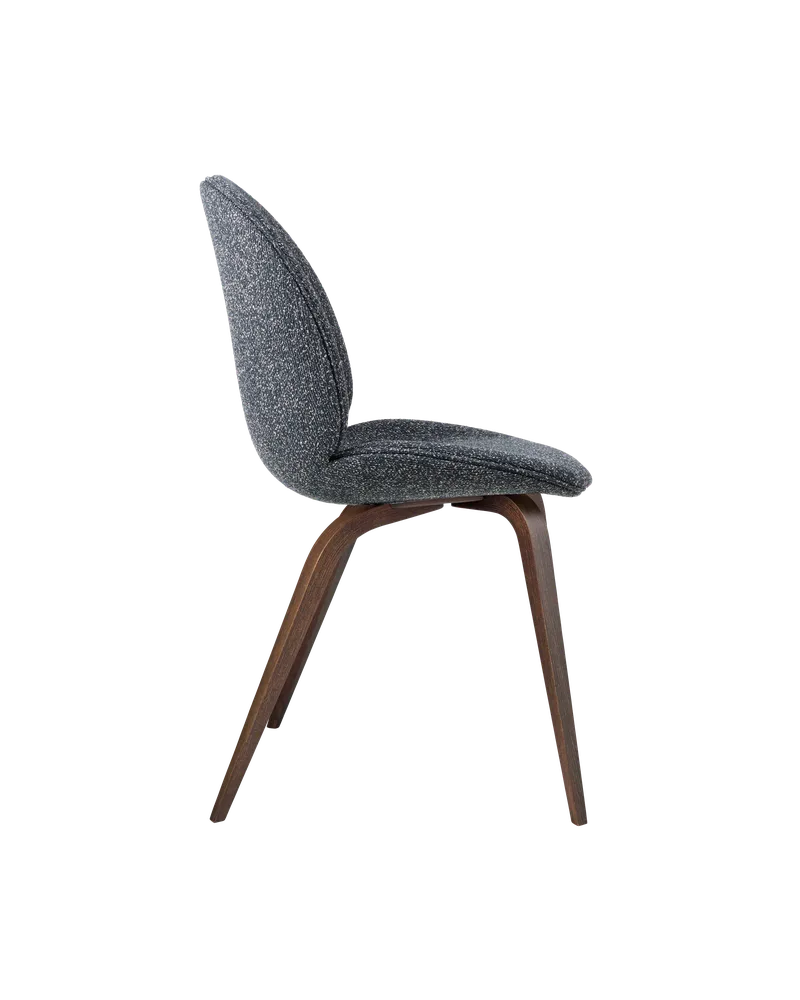 Beetle Dining Chair, Fully Upholstered von GUBI in Around Bouclé, Dedar (023, Standard), Wood base, American Walnut – Produktfoto 2 von 5