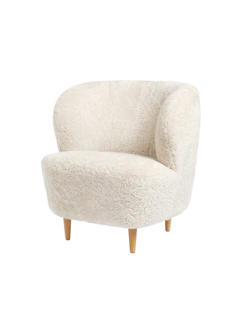 Stay Lounge Chair, Fully Upholstered by GUBI in Sheepskin, Skandilock (Off White, Standard), Oak Semi Matt Lacquered Base – product photo