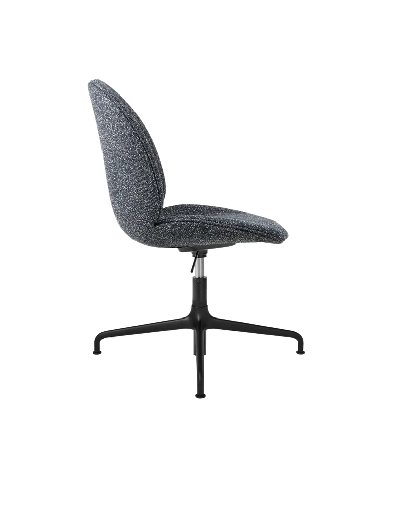 Beetle Meeting Chair, Fully Upholstered van GUBI in Around Bouclé, Dedar (023, Standard), Height adjustable 4-star base, Matt Black – productfoto 1 van 5