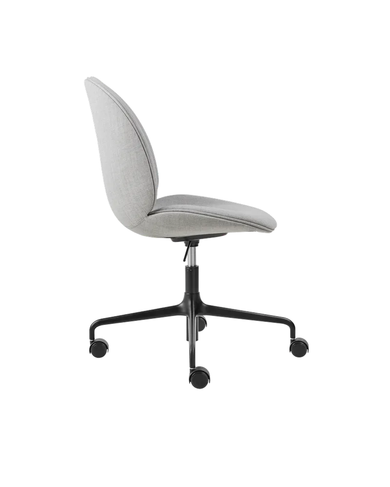 Beetle Meeting Chair, Fully Upholstered von GUBI in Remix 3, Kvadrat (123, Standard), Height adjustable 4-star base w. castors, Matt Black – Produktfoto 1 von 5
