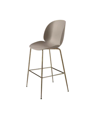 Beetle Bar Chair, Un-Upholstered van GUBI in New Beige, Antique Brass, Conic base – productfoto 3 van 3