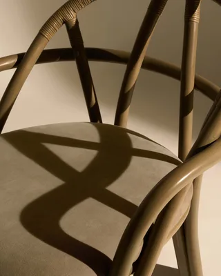 Bistra Dining Armchair van GUBI in Fustagno, GUBI (003, Standard), Olive Stained Rattan – sfeerfoto 6 van 7