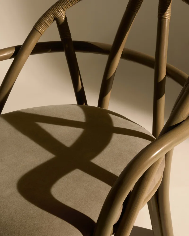 Bistra Dining Armchair van GUBI in Fustagno, GUBI (003, Standard), Olive Stained Rattan – sfeerfoto 6 van 7