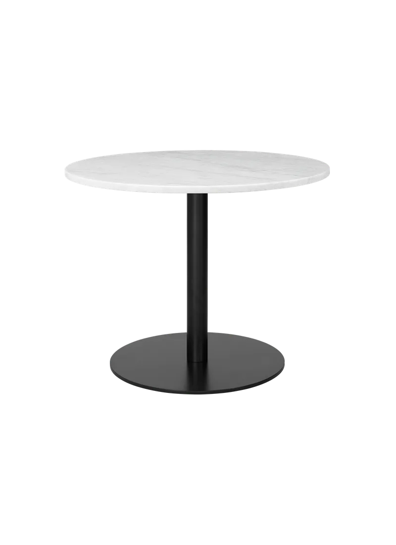 GUBI 1.0 Lounge Table, Round de GUBI en White Carrara Marble, Black base, Ø80 cm – photo du produit
