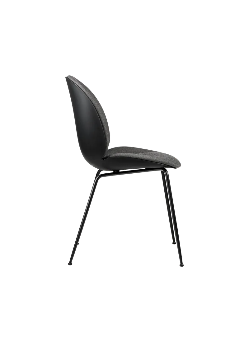 Beetle Dining Chair, Front Upholstered van GUBI in Remix 3, Kvadrat (152, Standard), Matt Black, Black – productfoto 1 van 6