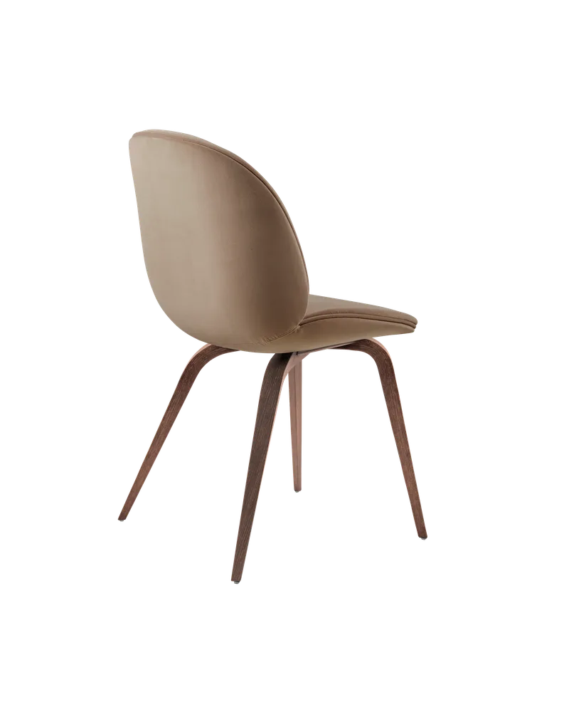 Beetle Dining Chair, Fully Upholstered von GUBI in Sunday, Dedar (034, Standard), Wood base, American Walnut – Produktfoto 4 von 5