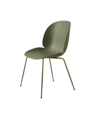 Beetle Dining Chair, Un-Upholstered van GUBI in Fern Green, Conic base, Antique Brass – productfoto 3 van 3