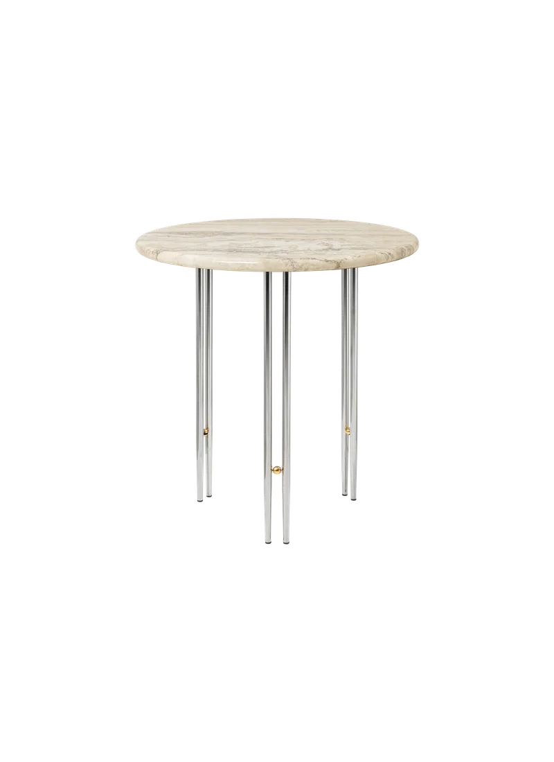 IOI Side Table van GUBI in Rippled Beige, Chrome Base / Brass Sphere – productfoto