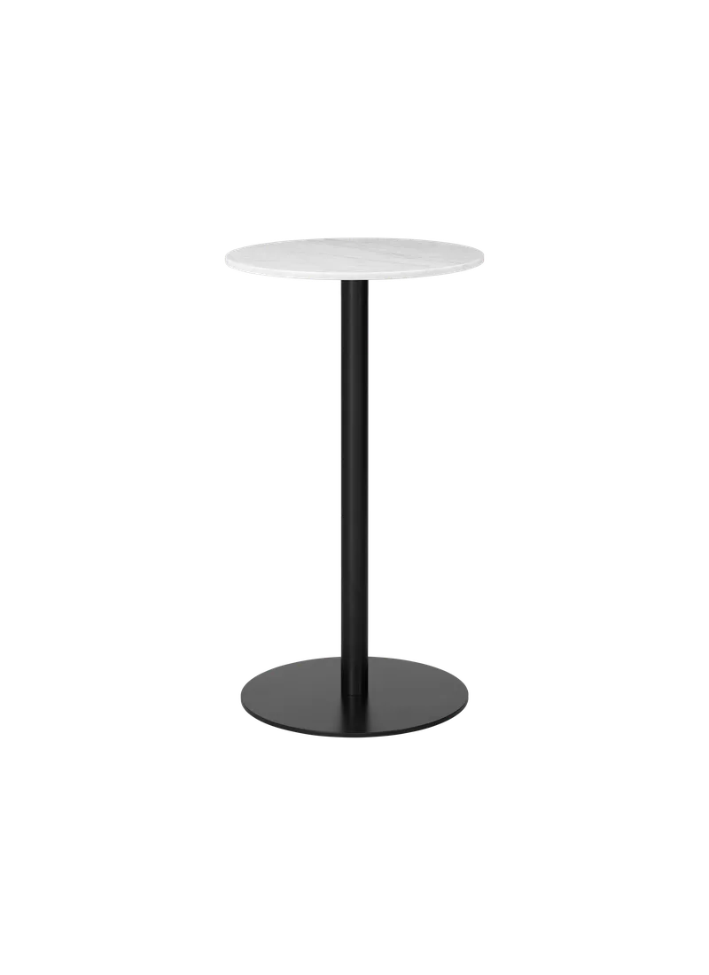 GUBI 1.0 Bar Table, Round de GUBI en White Carrara Marble, Black base, 60 – photo du produit