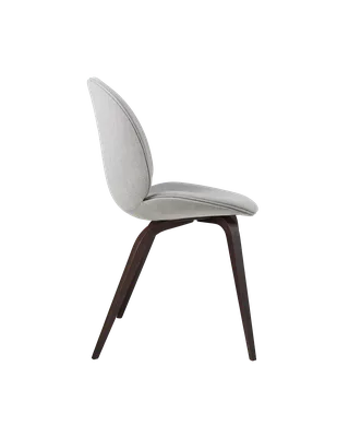 Beetle Dining Chair, Fully Upholstered van GUBI in Remix 3, Kvadrat (123, Standard), Wood base, Smoked Oak – productfoto 2 van 5