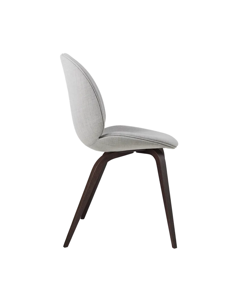 Beetle Dining Chair, Fully Upholstered van GUBI in Remix 3, Kvadrat (123, Standard), Wood base, Smoked Oak – productfoto 2 van 5