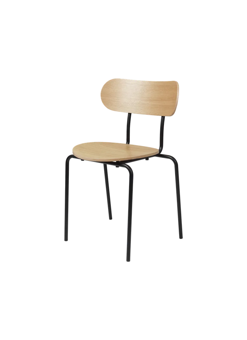 Coco Dining Chair, Un-Upholstered & Stackable von GUBI in Oak Lacquered – Produktfoto