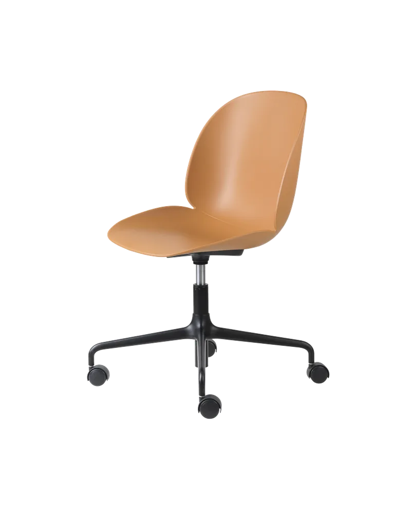 Beetle Meeting Chair, Un-Upholstered de GUBI en Amber Brown, Height adjustable 4-star base w. castors – photo du produit 3 sur 3
