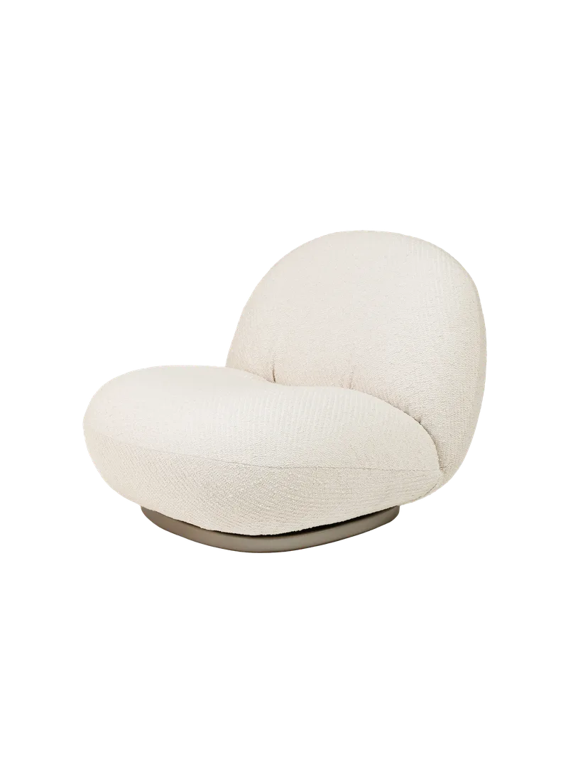 GUBI for UNICEF, Pacha Lounge Chair von GUBI in Lupo Special Diagonal Bouclé, Dedar (007, Standard), Pearl Gold – Produktfoto