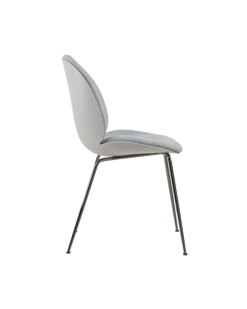 Beetle Dining Chair, Front Upholstered van GUBI in Kvadrat Sahco, Acca Stripe 0731, Black Chrome, Lunar Gray – productfoto 3 van 5
